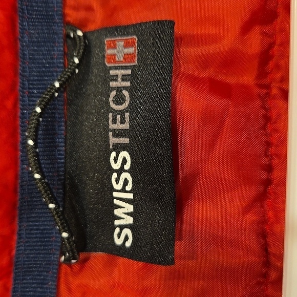 SWISSTECH PACKABLE BLUE AND RED COLORWAY  PUFFER JACKET. SIZE 3XL. 54-56. - Picture 3 of 9